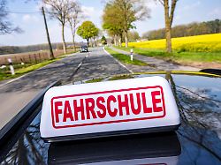 symbolbild fahrschule fahrt auf einer landstrasse fahrschule symbolic picture driving school driving on a country road driving school