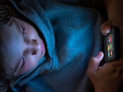 symbolbild social media nutzung von jungen menschen kindern junge 12 jahre alt ordner mit diversen social media plattformen auf dem handy