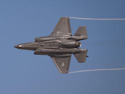 symbolfoto und themenfoto des f 35 kampfjet und kampfflugzeug bei seiner flugshow und des flying display im rahmen der dubai airshow 2025