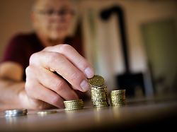 symbolfoto zum thema finanzen im alter altersarmut ein alter mann sitzt zu hause am tisch und zaehlt geld berlin 05 09 2024