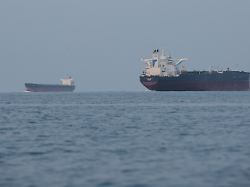 tanker ankern in der strasse von hormuz vor der kueste der insel qeschm 2
