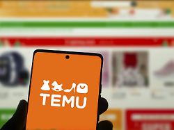 temu logo online marktplatz e commerce auf einem smartphone und computer in stuttgart deutschland europa 1