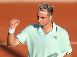tennis grand slam atp tour french open einzel maenner 1 runde bublik kasachstan struff deutschland jan lennard struff jubelt nach seinem sieg