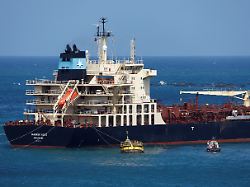 the singapore flagged tanker maersk kate during the fuel unloading manoeuvre in telde on the island of gran canaria spain march 27 2026