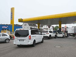themenfoto tankrabatt eine auto warteschlange an einer jet tankstelle vor 12 uhr mittags erst danach ist eine preiserhoehung gestattet