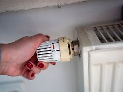 thermostatregler an einem heizkoerper in einer wohnung symbolbild zum thema steigende energiepreise hohe heizkosten und belastungen fuer verbraucher gummersbach 28 02