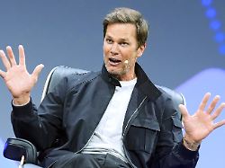 tom brady ehemaliger american football spieler und mehrfacher superbowl gewinner spricht auf der buehne waehrend der digitalmesse omr in den messehallen der hamburg messe