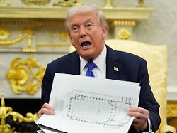 us praesident donald trump haelt einen sitzplan des neuen ballsaals im weissen haus in der hand
