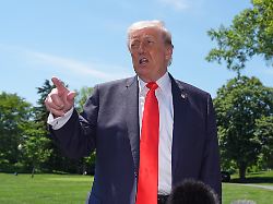 us praesident donald trump spricht mit journalisten bevor er mit der marine one vom suedrasen des weissen hauses abfliegt