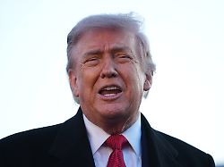 us praesident donald trump spricht waehrend er das lincoln memorial reflecting pool besucht um die neue blaue schutzschicht zu sehen die im rahmen eines renovierungsprojekts aufgetragen wird