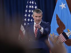 us verteidigungsminister pete hegseth spricht zu medienvertretern waehrend einer pressekonferenz im pentagon