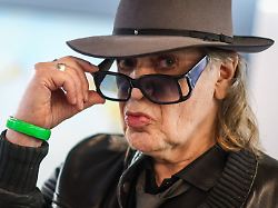 udo lindenberg panikrocker und maler eroeffnet die ausstellung seiner werke unter dem motto keine panik in werl das udo lindenberg universum im mai wird der kuenstler 80 jahre alt