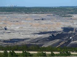 uebersicht ueber den tagebau in der mitte schaufelradbagger bagger 293 auf der unteren sohle baggert abraum ab tagebau hambach gesehen vom aussichtspunkt bei niederzier am 30 04 2026
