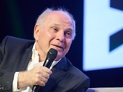 uli hoeness ehrenpraesident des fc bayern muenchen sitzt beim daten und ki festival auf der buehne 3