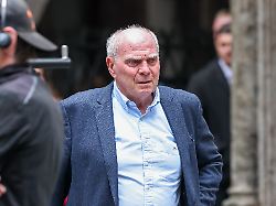 uli hoeness fc fc bayern munich ehrenpraesident ger empfang des fc fc bayern munich im rathaus und meisterfeier am marienplatz 17 05