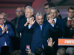 ungarns ministerpraesident viktor orban m flankiert von seinem team reagiert nach der parlamentswahl