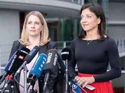 verena hubertz und katherina reiche beim pressestatement zum gebaeudemodernisierungsgesetz im paul loebe haus berlin 13 05 1
