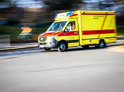 vier menschen mussten laut polizei zur behandlung ins krankenhaus