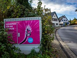 werbung der deutschen telekom fuer highspeed internet und glasfaser in der naehe von roesrath rhein sieg kreis nrw