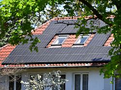 wohnhaus mit photovoltaikanlage photovoltaik solarzellen solarmodule auf dem dach eines wohnhauses