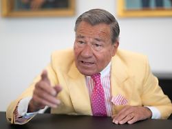 wolfgang grupp ehemaliger chef des bekleidungsunternehmens trigema nimmt an einem gespraech mit der deutschen presse agentur dpa teil