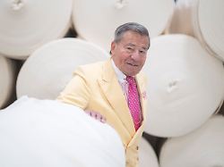 wolfgang grupp ehemaliger chef des bekleidungsunternehmens trigema steht im stofflager