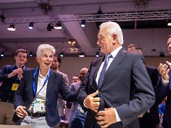 wolfgang kubicki neu gewaehlter parteivorsitzender der fdp nimmt die gratulation von marie agnes strack zimmermann entgegen nach der wahl beim fdp bundesparteitag