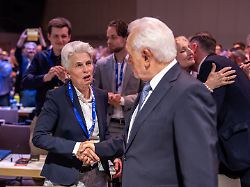 wolfgang kubicki r neu gewaehlter parteivorsitzender der fdp nimmt die gratulation von marie agnes strack zimmermann entgegen nach der wahl beim fdp bundesparteitag