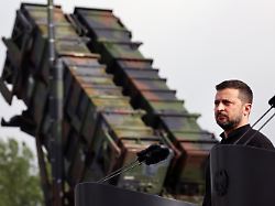 wolodymyr selenskyj praesident der ukraine steht bei seinem besuch auf einem truppenuebungsplatz vor einem flugabwehrraketensystem vom typ patriot