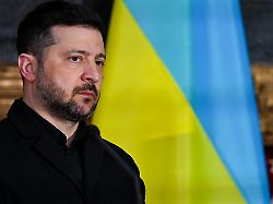 wolodymyr selenskyj praesident der ukraine steht in der residenz vor der verleihung des ewald von kleist preis