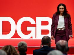 yasmin fahimi dgb chefin spricht beim ordentlichen bundeskongress des deutschen gewerkschaftsbundes dgb auf der buehne