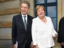 abb angela merkel ex kanzlerin mit ehemann joachim sauer in der pause zu gast im garten vom festspielhaus auf dem gruenen huegel bei der premiere eroeffung der richard wagner festspiele 2025 am 25