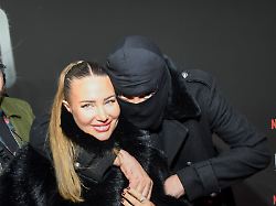 abb haftbefehl nina anhan mit aykut anhan mit sturmhaube zu gast auf dem roten teppich des special screening event dem netflix doku highlight babo die haftbefehl story in der astor film lounge am 24 10