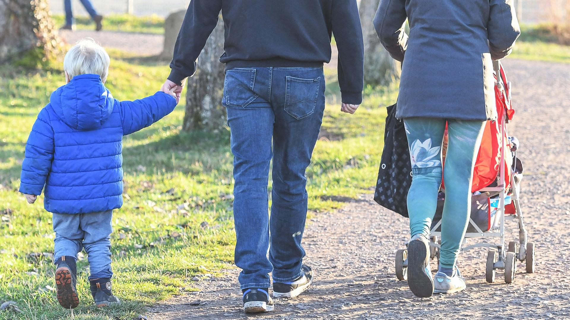 familie spaziergang 100