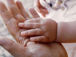 kinderhand geborgenheit vertrauen bildverwendung nur mit urhebervermerk ruediger rebmann shotshop picture alliance keine exlusivverkaeufe moeglich
