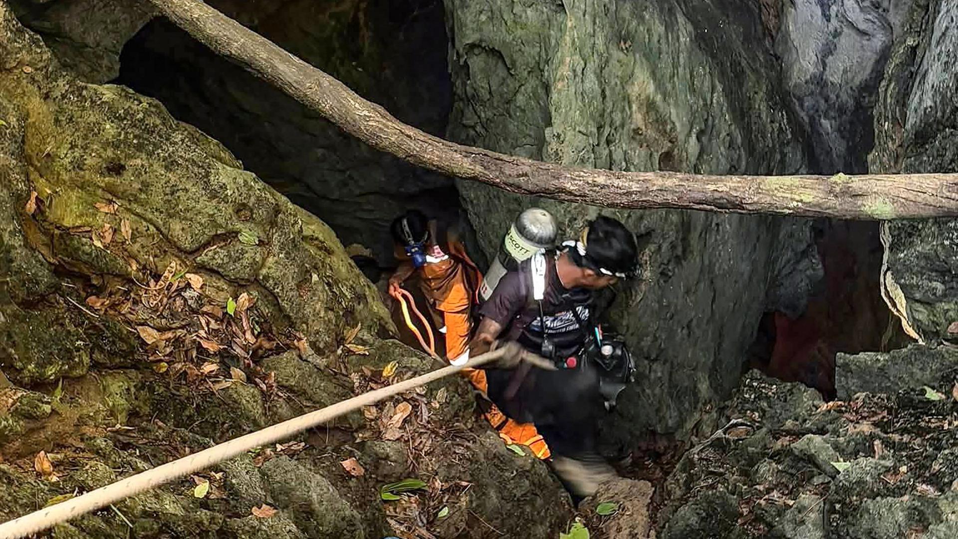 rettungskraefte hoehle laos 100