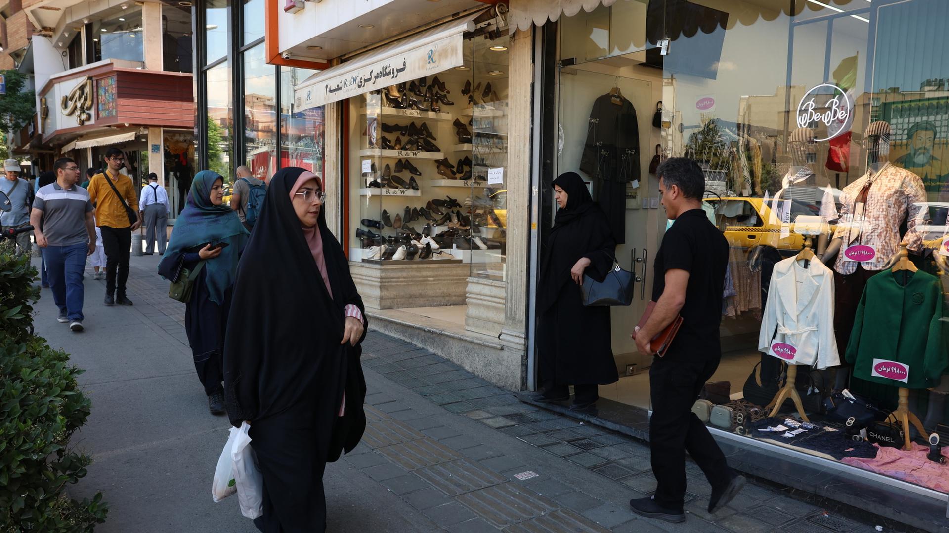 teheran einkaufsstrasse 100