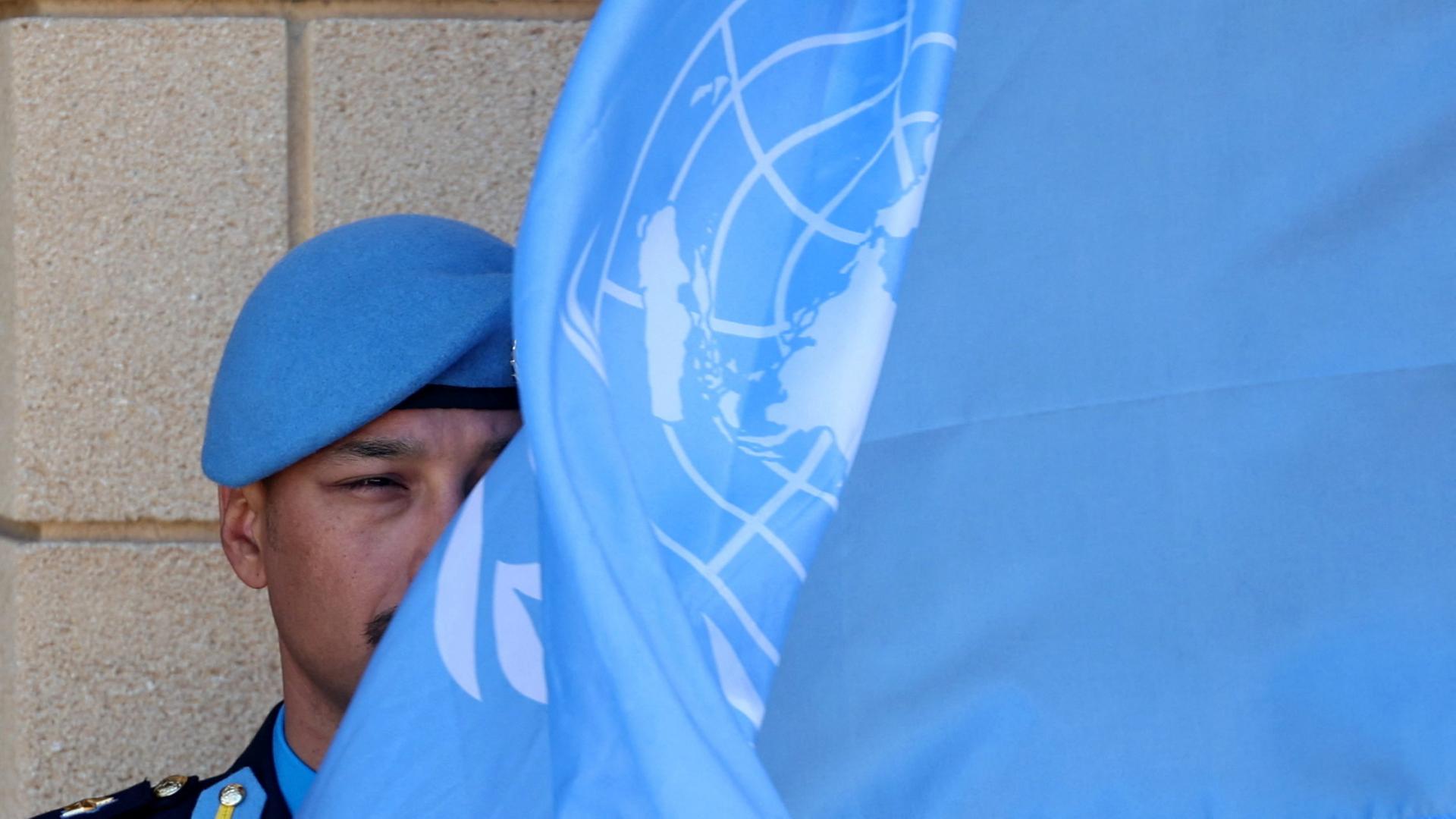 un blauhelm soldat flagge 100