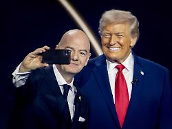 2025 12 05 18 54 35 washington fifa praesident gianni infantino macht waehrend der auslosung der weltmeisterschaft 2026 in den usa ein selfie mit praesident donald trump