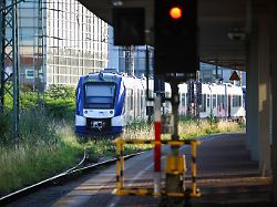 24 06 2026 nordrhein westfalen duisburg ein zug steht auf einem nebengleis am hauptbahnhof