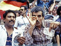 25 06 1982 fussball fifa wm 1982 in spanien 1 finalrunde gruppe 2 brd deutschland dfb oesterreich 1 0 algeriens fans winken mit geldscheinen