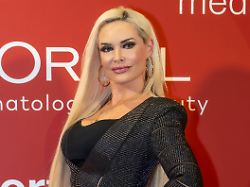 abb umbrella daniela denise katzenberger reality show darstellerin zu gast auf dem roten teppich bei der umbrella foundation charity night im hotel hyatt regency in duesseldorf am 28 05