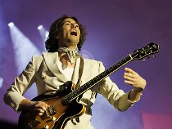 abd0135 20260522 wien oesterreich musiker alexander koeck von der band cari cari am freitag 22 mai 2026 im rahmen der wiener festwochen eroeffnung am heldenplatz in wien
