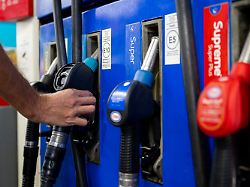 archiv 01 09 2022 bayern muenchen ein autofahrer haengt an einer tankstelle eine zapfpistole in die zapfsaeule