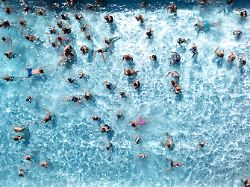 archiv 02 07 2025 sachsen radebeul bei trubel im freibad kann die badeaufsicht nicht alle gaeste im blick behalten