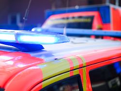 archiv 03 02 2025 niedersachsen hannover blaulichter leuchten an einer einsatzstelle auf einem notarzt fahrzeug und einem rettungswagen