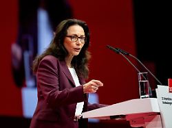archiv 11 05 2026 berlin yasmin fahimi dgb chefin spricht beim ordentlichen bundeskongress des deutschen gewerkschaftsbundes dgb auf der buehne