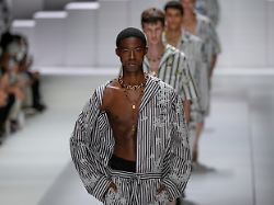 archiv 21 06 2025 italien mailand models praesentieren kreationen der dolce gabbana fruehjahr sommer kollektion 2026