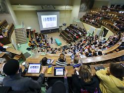 archiv 21 11 2025 sachsen leipzig studenten der humanmedizin sitzen in einer vorlesung im anatomie hoersaal an der medizinischen fakultaet der universitaet leipzig