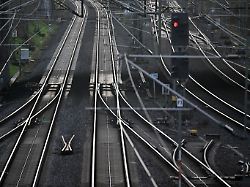 archiv 29 12 2022 nordrhein westfalen duesseldorf ein signal steht auf dem flughafenbahnhof auf rot